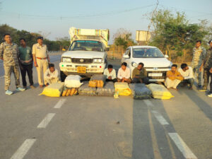 WebMorcha Web Morcha महासमुंद में पुलिस द्वारा तरबूज के नीचे छिपाकर ले जाए जा रहे गांजा की जब्ती करते हुए