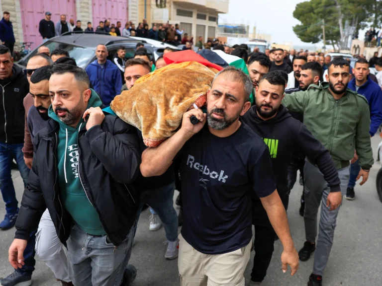 ईरानी मिसाइल हमले में मरने वाली चार महिलाओं का शव यात्रा, इस्राईल-यूएस युद्ध का असर