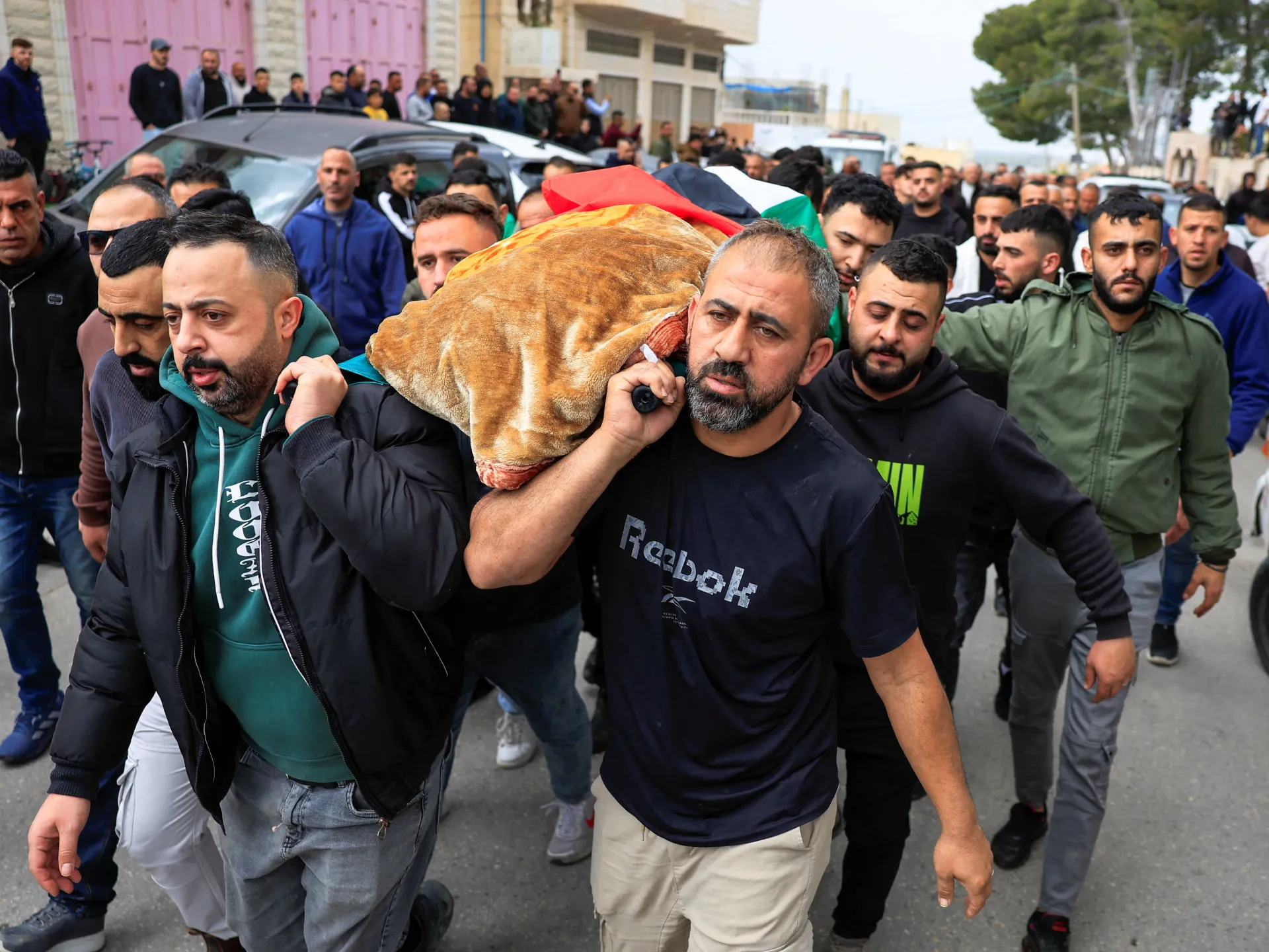 ईरानी मिसाइल हमले में मरने वाली चार महिलाओं का शव यात्रा, इस्राईल-यूएस युद्ध का असर