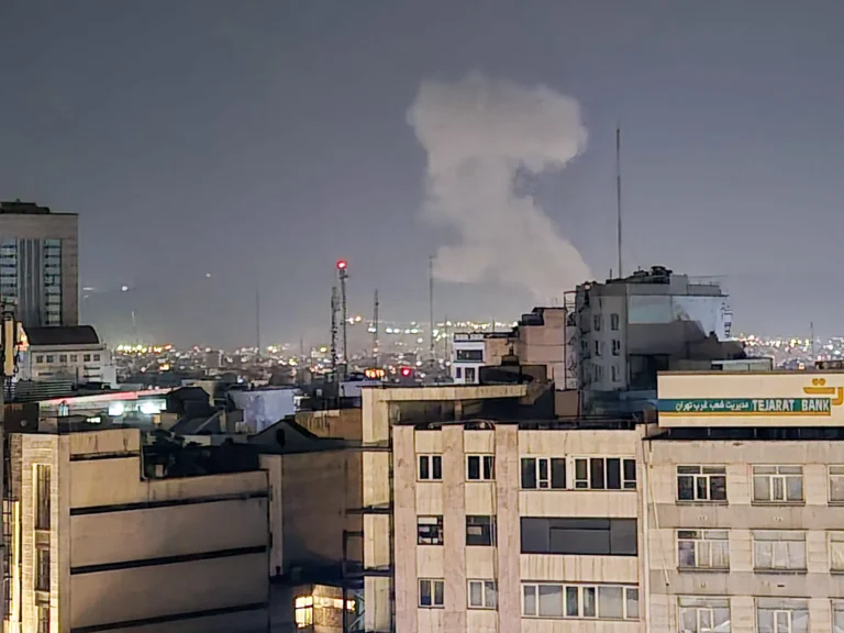 अब तक की सबसे बड़ी कार्रवाई: अमेरिका-इज़राइल का ईरान पर हवाई हमला