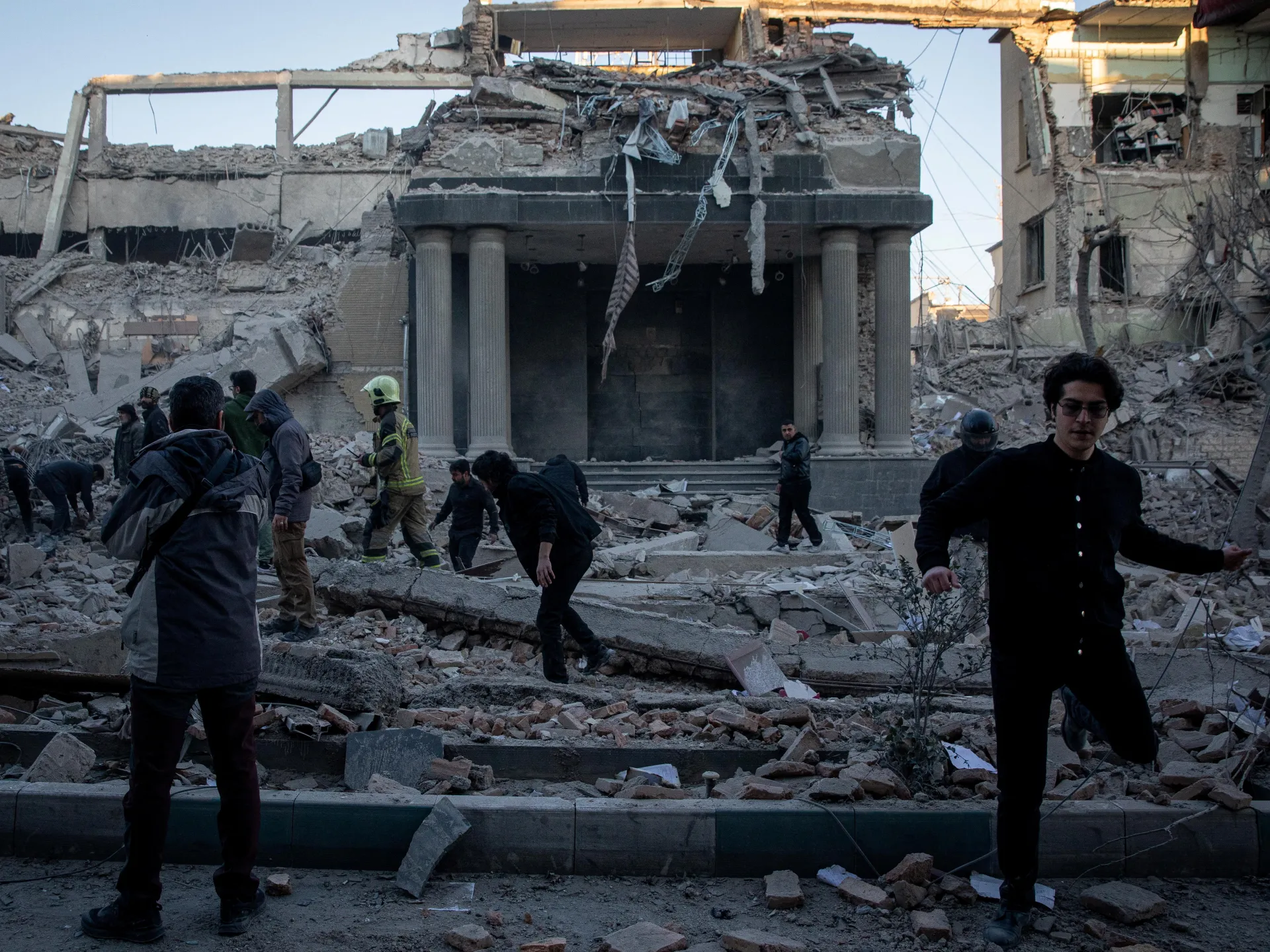 यूएस और इज़राइल ने क्यों बमबारी की 75 से ज्यादा ईरानी पुलिस ठिकानों पर?