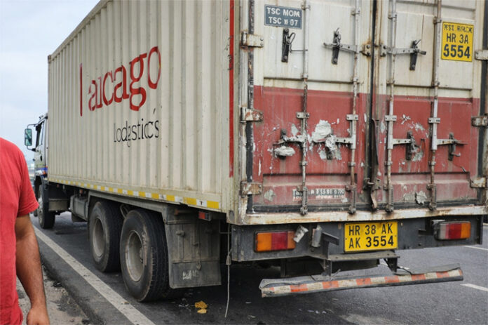 पिथौरा: चलती कंटेनर से 2.67 लाख के पार्सल की चोरी, अज्ञात चोरों के खिलाफ केस दर्ज