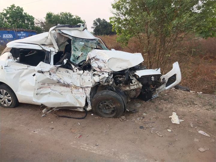 डिवाइडर से टकराकर कार दो बार पलटी, दो युवक घायल… एक की हालत गंभीर