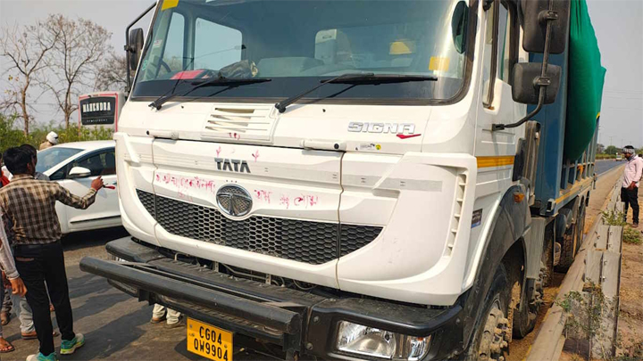 आरंग के पास तेज रफ्तार हाइवा का कहर: बाइक सवार दो युवकों की दर्दनाक मौत