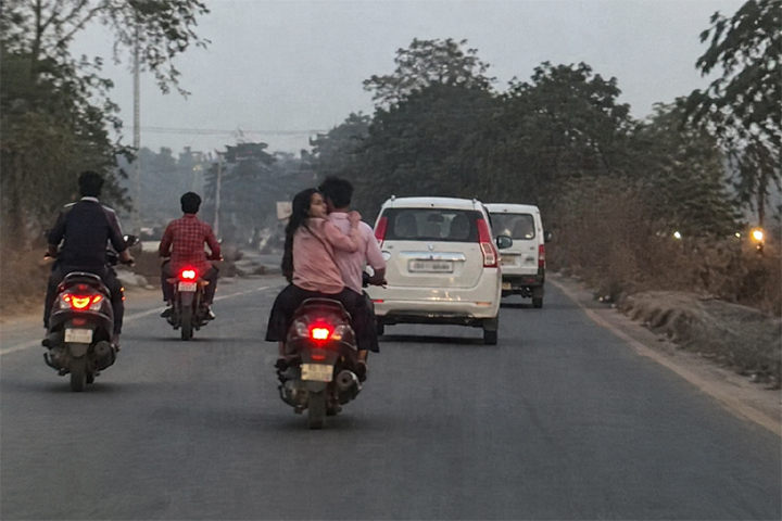 बीच सड़क चलती स्कूटी पर कपल की हरकत, वीडियो वायरल