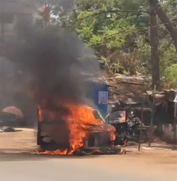 भीषण गर्मी का असर: खड़ी वैगन आर धू-धू कर जली, फायर ब्रिगेड देर से पहुंची