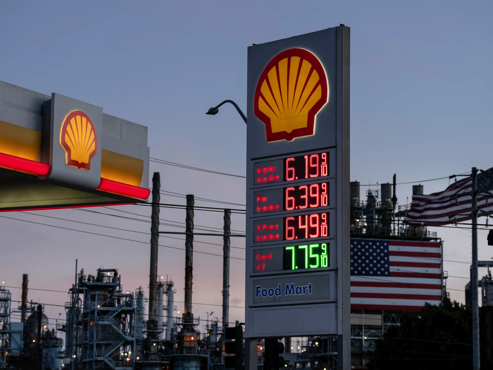 तेल की कीमतों में वृद्धि, एशियाई शेयरों में गिरावट; ट्रंप ने ईरान पर हमलों का किया वादा