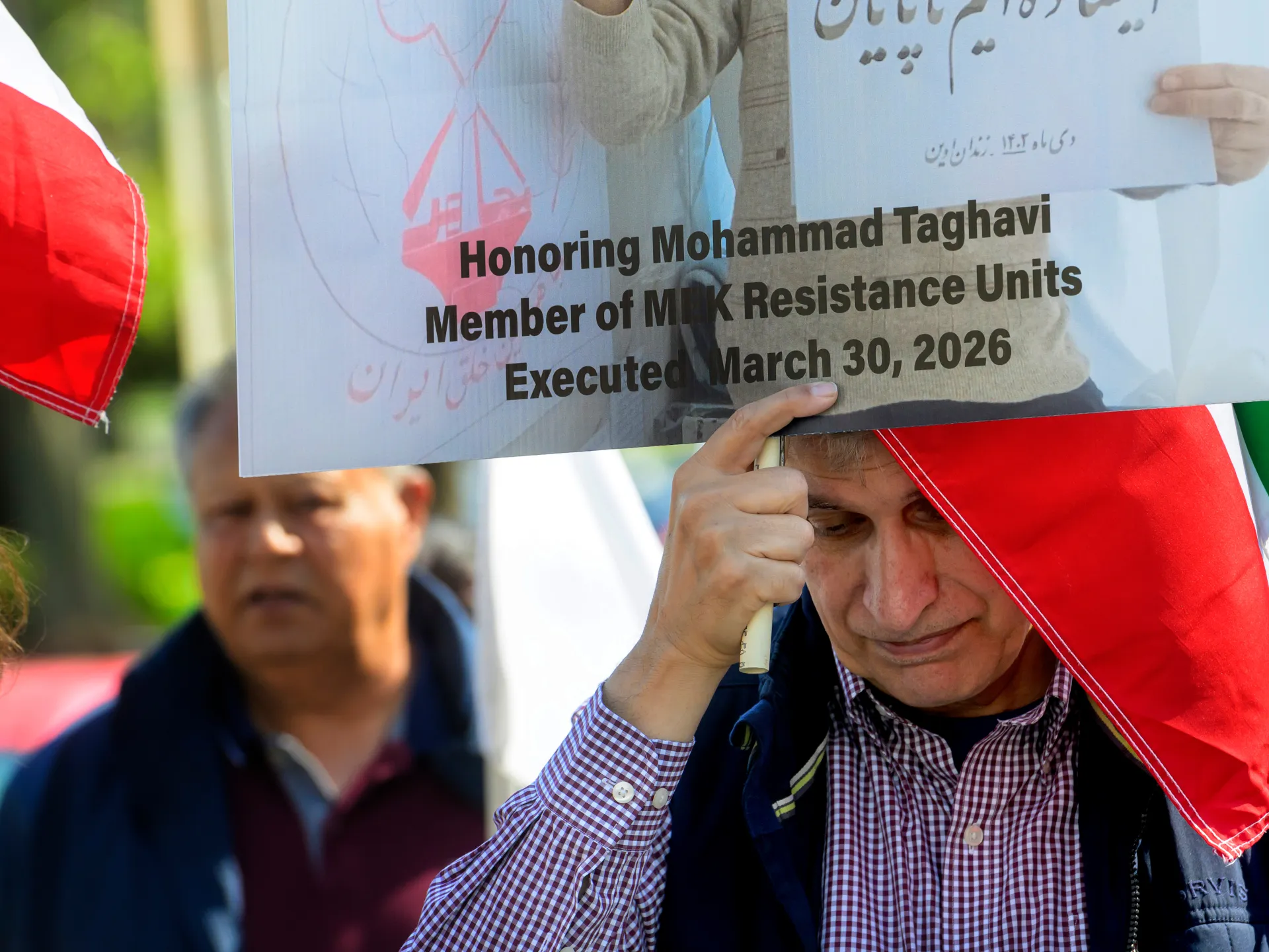 ईरान ने प्रतिबंधित विपक्षी समूह के दो सदस्यों को फांसी दी