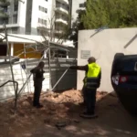 ईरान के मिसाइल हमले से इजराइल में कारें और सड़कें क्षतिग्रस्त