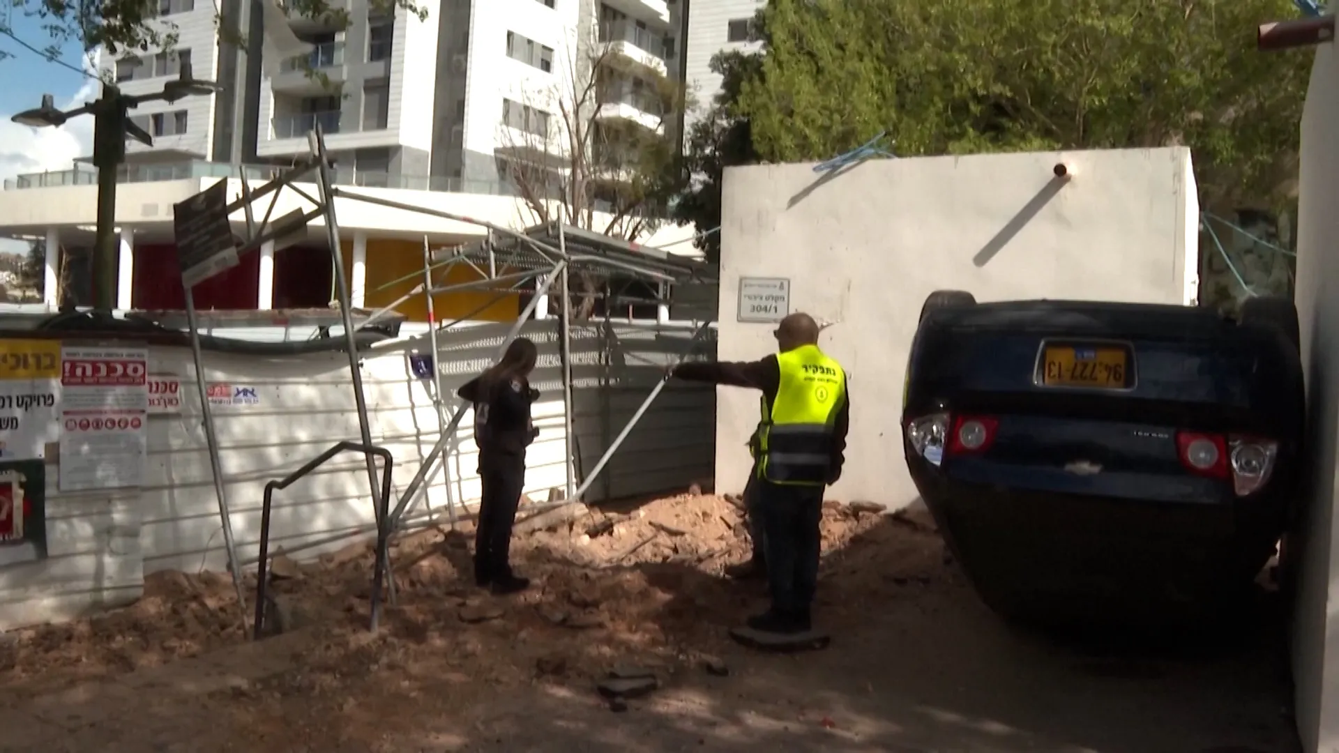 ईरान के मिसाइल हमले से इजराइल में कारें और सड़कें क्षतिग्रस्त