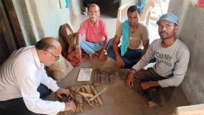 महासमुंद जिले में राष्ट्रीय पांडुलिपि अभियान 2026 के तहत जनजातीय परिवारों के पास सुरक्षित 300 वर्ष पुरानी ताड़पत्र पांडुलिपियों का सर्वेक्षण करते अधिकारी और ग्रामीण