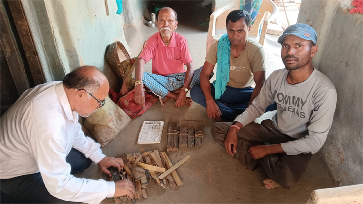 महासमुंद जिले में राष्ट्रीय पांडुलिपि अभियान 2026 के तहत जनजातीय परिवारों के पास सुरक्षित 300 वर्ष पुरानी ताड़पत्र पांडुलिपियों का सर्वेक्षण करते अधिकारी और ग्रामीण