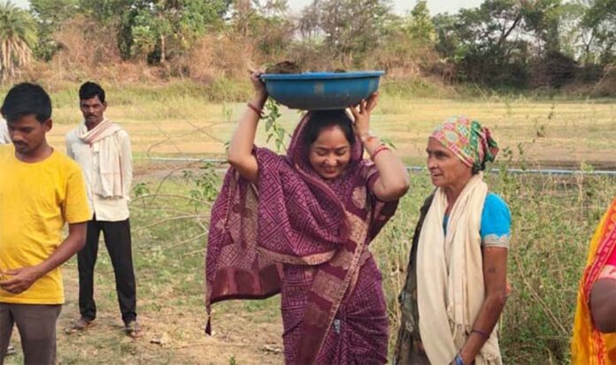 ग्राम पंचायत पटपरपाली, बागबाहरा ब्लॉक में VB-G RAM G रोजगार गारंटी योजना के तहत काम शुरू होने के बाद श्रमिकों में खुशी का माहौल है।