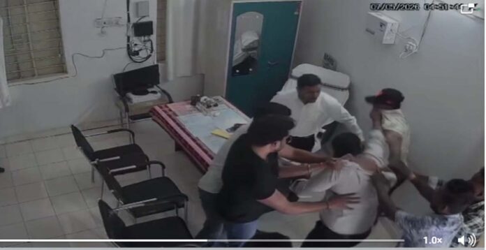 नगर पंचायत ऑफिस में घुसकर पिटाई! CCTV वीडियो ने खोली पूरी कहानी