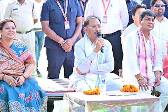 महासमुंद, बरगद के नीचे सजी चौपाल, मुख्यमंत्री ने ग्रामीणों से पूछा— योजनाओं का लाभ मिल रहा या नहीं?
