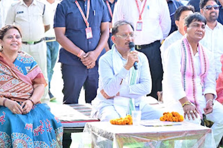महासमुंद, बरगद के नीचे सजी चौपाल, मुख्यमंत्री ने ग्रामीणों से पूछा— योजनाओं का लाभ मिल रहा या नहीं?