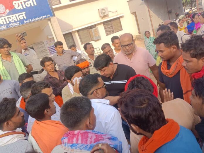कोमाखान में युवक की मौत के बाद बवाल: शव लेकर थाने पहुंचे ग्रामीण, मां बोली– “मेरे बेटे के हत्यारों को गिरफ्तार करो”