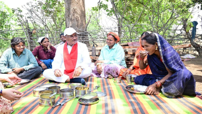 औचक पहुंचे CM साय, श्रमिकों के साथ खाया बोरे बासी और आमा चटनी