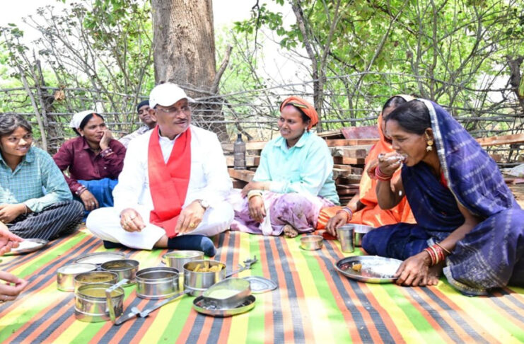 औचक पहुंचे CM साय, श्रमिकों के साथ खाया बोरे बासी और आमा चटनी