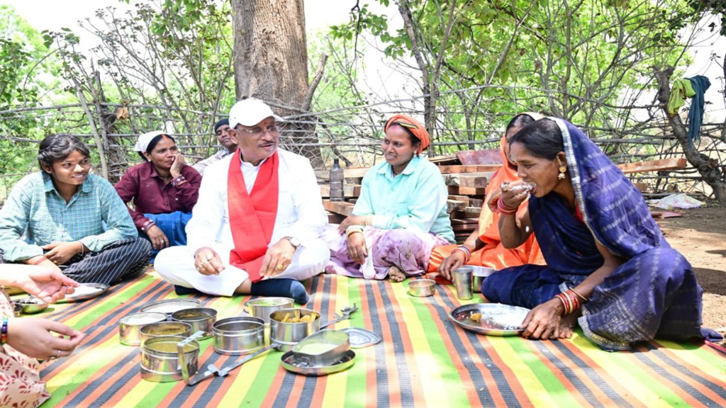 औचक पहुंचे CM साय, श्रमिकों के साथ खाया बोरे बासी और आमा चटनी