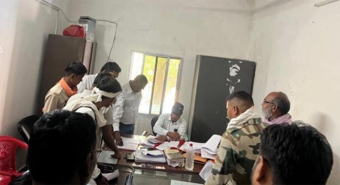 छत्तीसगढ़: बीजेपी नेता मर्डर केस का आरोपी चुनावी मैदान में, हथकड़ियों में पहुंचा नामांकन भरने