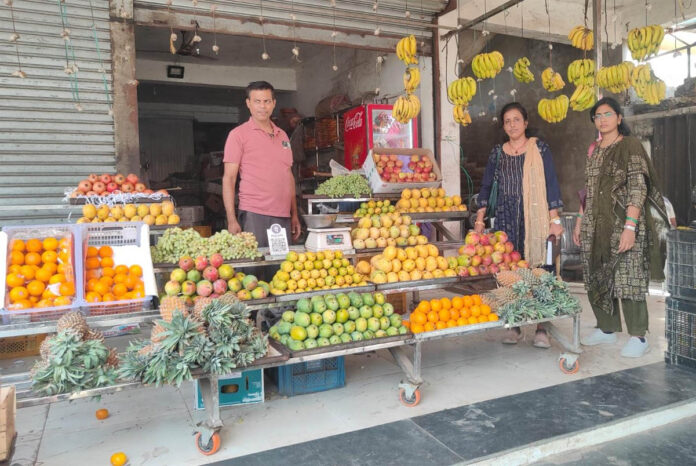 एक्शन में फूड सेफ्टी डिपार्टमेंट, कोरिया में फल दुकानों पर ताबड़तोड़ छापेमारी, 108 किलो तरबूज, आम व सड़े फल और 6 दर्जन केले कराए गए नष्ट
