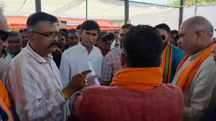 दुर्ग में सुशासन तिहार के दौरान हंगामा, भाजपा नेता और जनपद CEO में तीखी बहस, VIDEO वायरल
