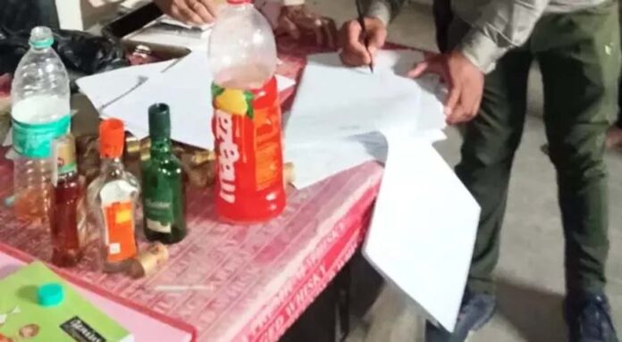 अंग्रेजी शराब में पानी मिलाते पकड़े गए कर्मचारी, आबकारी विभाग की छापेमारी में बड़ा खुलासा