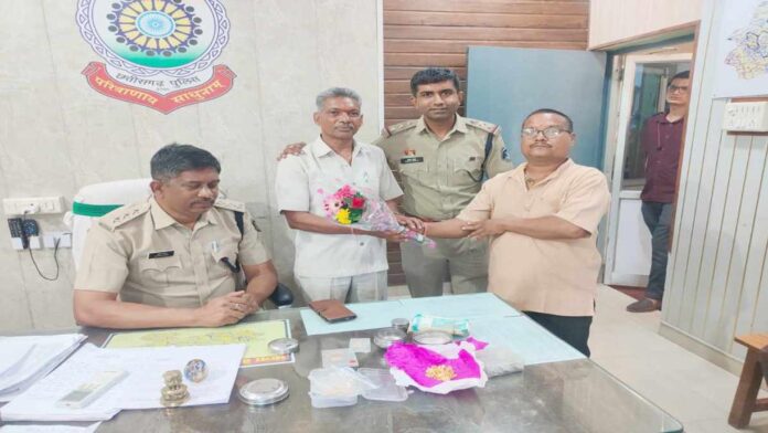 छत्तीसगढ़: सड़क पर मिला 15 लाख का सोना और नगदी से भरा बैग, पत्रकार ने लौटाई ईमानदारी की मिसाल