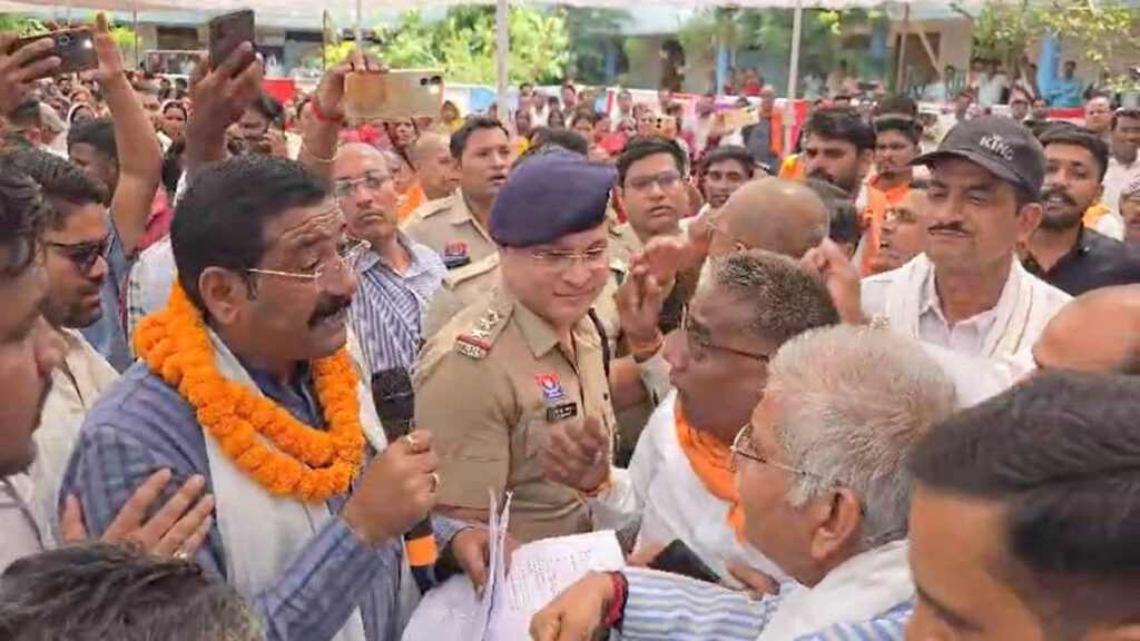 सुशासन तिहार में फिर बवाल: कांग्रेस नेता राजेंद्र शुक्ला और विधायक धरमलाल कौशिक में तीखी बहस, VIDEO वायरल