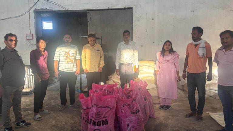 कोमाखान-घोयनाबाहरा में कृषि विभाग का छापा, 550 किलो संदिग्ध उर्वरक जब्त