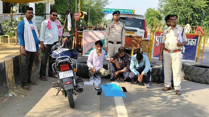 Mahasamund Crime News: टेमरी नाका पर रायपुर के 3 तस्कर गिरफ्तार, भारी मात्रा में प्रतिबंधित नशीले कैप्सूल और बाइक जब्त Web Morcha sitename%