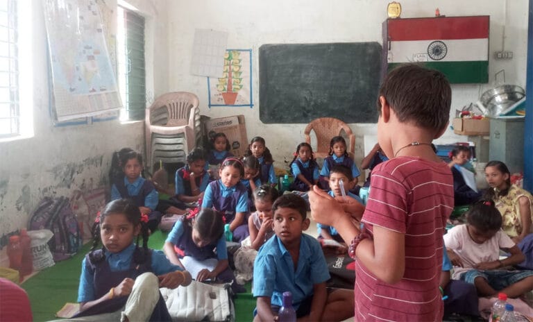 मिड-डे मील संकट: कहीं बंद है चूल्हा, कहीं शिक्षक दे रहे जेब से पैसे