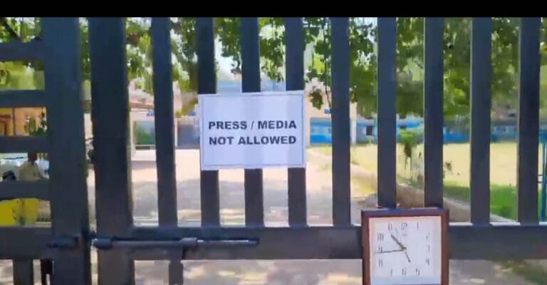 NEET परीक्षा केंद्र पर ‘PRESS / MEDIA NOT ALLOWED’ बोर्ड, पारदर्शिता और सूचना के अधिकार पर छिड़ी बहस