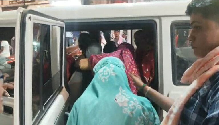 दुर्ग में सेक्स रैकेट का पर्दाफाश: बंद पड़े लॉज में चल रहा था देह व्यापार, पुलिस ने 3 युवतियों और 2 युवकों को पकड़ा