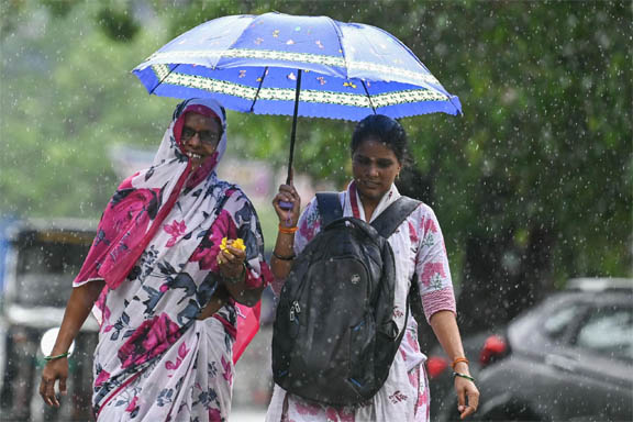 केरल में मानसून की पहली बारिश का दृश्य।