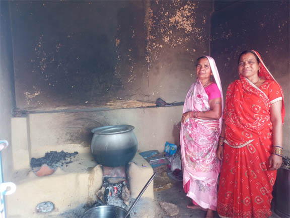 मिड-डे मील संकट: कहीं बंद है चूल्हा, कहीं शिक्षक दे रहे जेब से पैसे Web Morcha 04 8 sitename%