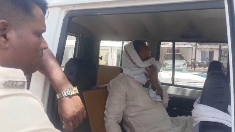 महासमुंद जेल से रायपुर लाए गए दुष्कर्म के आरोपी नरेंद्र नयन शास्त्री, उपचार के लिए मेकाहारा में जांच