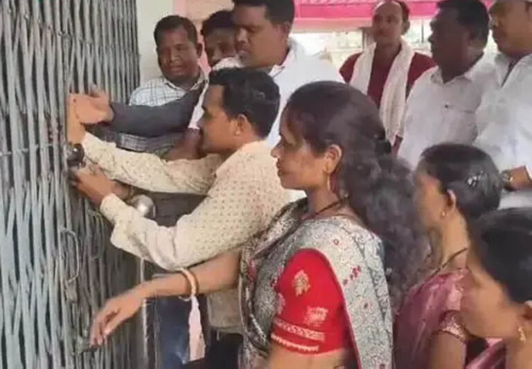 कोरबा: पोड़ी-उपरोड़ा जनपद में जमकर हंगामा, नाराज सदस्यों ने दफ्तर में जड़ा ताला; CEO समेत अधिकारी अंदर फंसे
