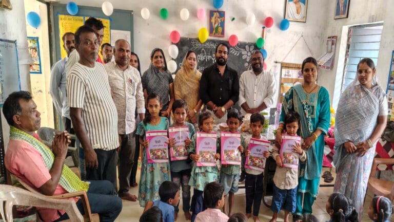 बच्चों को पुस्तक वितरण और  मिष्ठान खिलाकर हर्षोल्लास से मनाया गया चंदरपुर प्राथमिक शाला में प्रवेशोत्सव