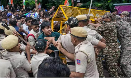 दिल्ली में संसद मार्च के दौरान हंगामा: संसद भवन के गेट बंद, सुरक्षा बढ़ी, पीएम मोदी लौटे आवास