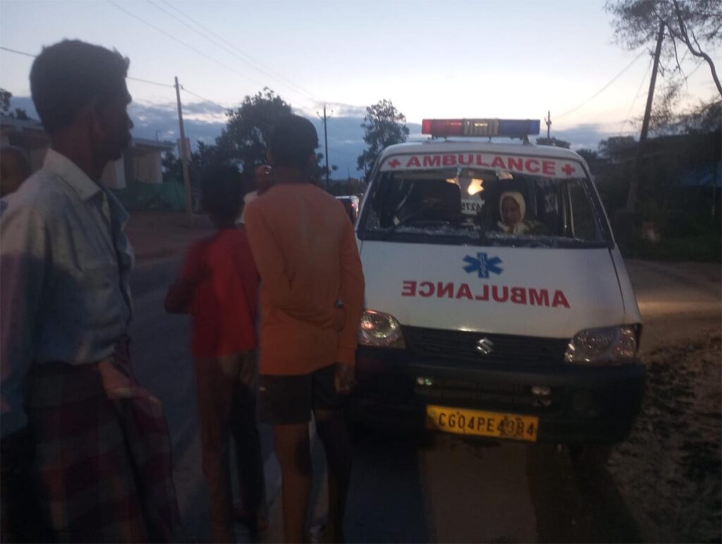 महासमुंद: शव लेकर जा रही एंबुलेंस ने किसान को मारी टक्कर, हालत गंभीर; चालक को ग्रामीणों ने घेरा, मारपीट की सूचना