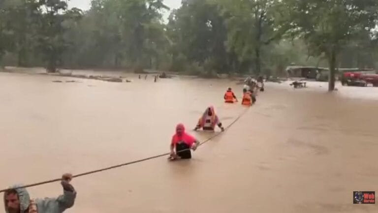 महासमुंद में बाढ़ के बीच फंसे 14 मजदूरों का सफल रेस्क्यू, नगर सेना की टीम ने सुरक्षित निकाला | VIDEO