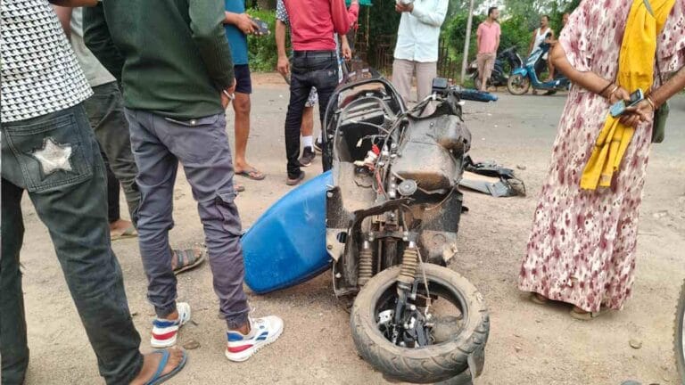 दर्दनाक हादसा: मां की आंखों के सामने चली गई पति और बेटे की जान