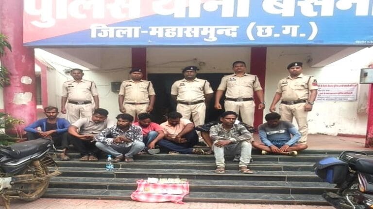 बसना में जुआ फड़ पर पुलिस का छापा, 8 जुआरी गिरफ्तार