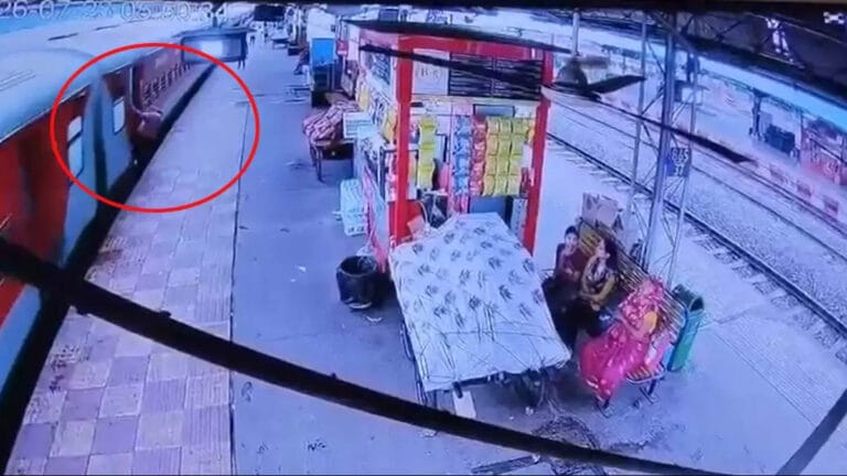चलती ट्रेन में चढ़ना पड़ा भारी: दुर्ग स्टेशन पर ओरिएंटल इंश्योरेंस के क्षेत्रीय प्रबंधक की दर्दनाक मौत, CCTV में कैद हुआ हादसा