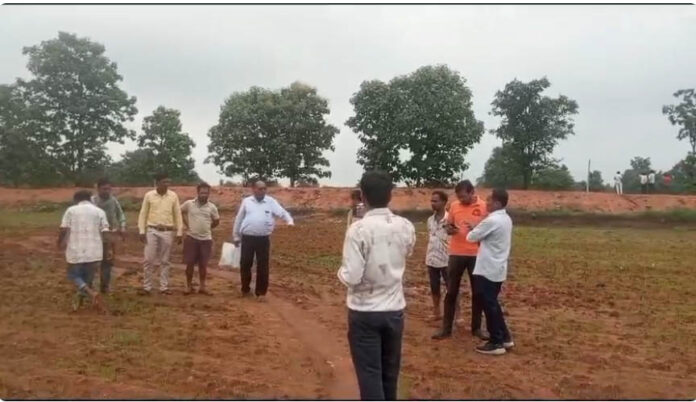 17 लाख के ‘गायब’ तालाब की जांच में पहुंचे अधिकारी, ग्रामीणों ने कहा- प्रस्ताव और स्थल निरीक्षण के बाद मिली थी स्वीकृति