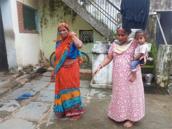 कोमाखान में भालू का आतंक: बुजुर्ग महिला पर हमला, जांघ में पंजे के वार से लहूलुहान