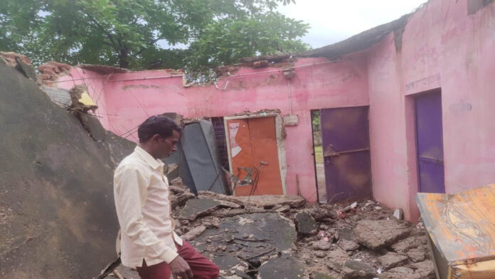 छत्तीसगढ़: बाल-बाल बचे सरपंच-सचिव, जर्जर पंचायत भवन की छत भरभराकर गिरी