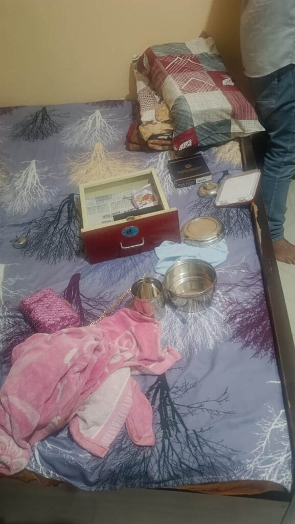 तेन्दूकोना में दिनदहाड़े घर का ताला तोड़कर 5.59 लाख की चोरी, सोने-चांदी के जेवर और 45 हजार नकद ले गया चोर WebMorcha Mart 04 8 sitename%